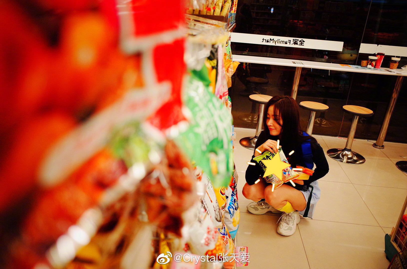 张天爱红色长袜,张天爱分享足球袜穿搭秘籍