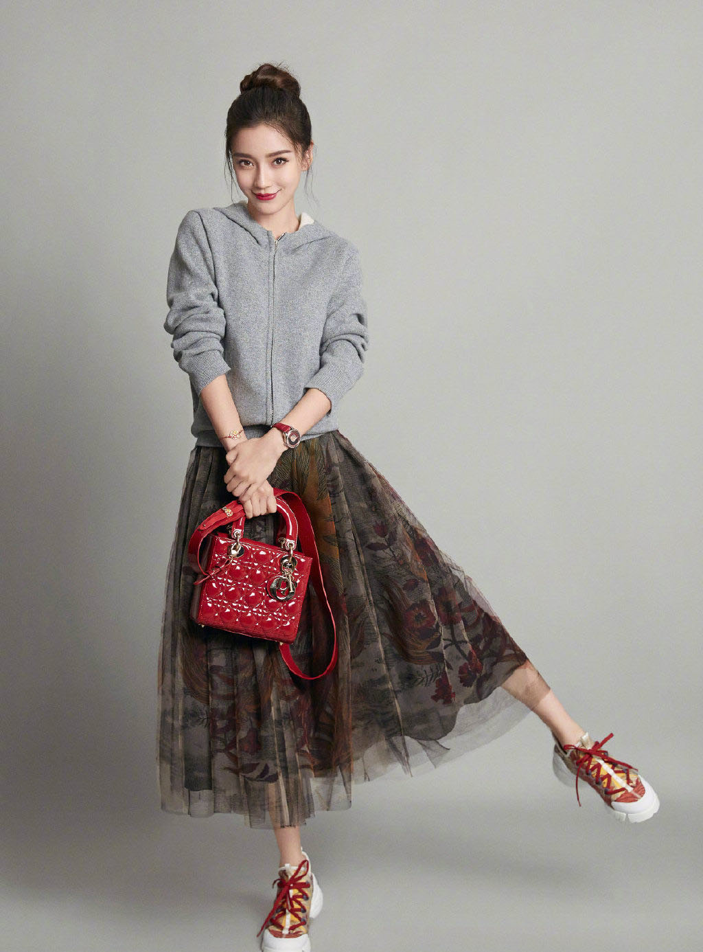 baby参加巴黎时装周粉色衣服,baby机场女卫衣