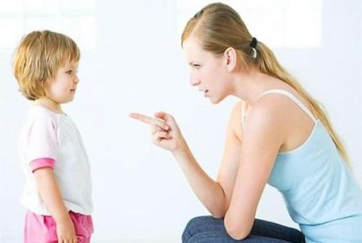 小孩超市吃荔枝被服务员说没教养,儿子偷吃花生米母亲突然大声呵斥