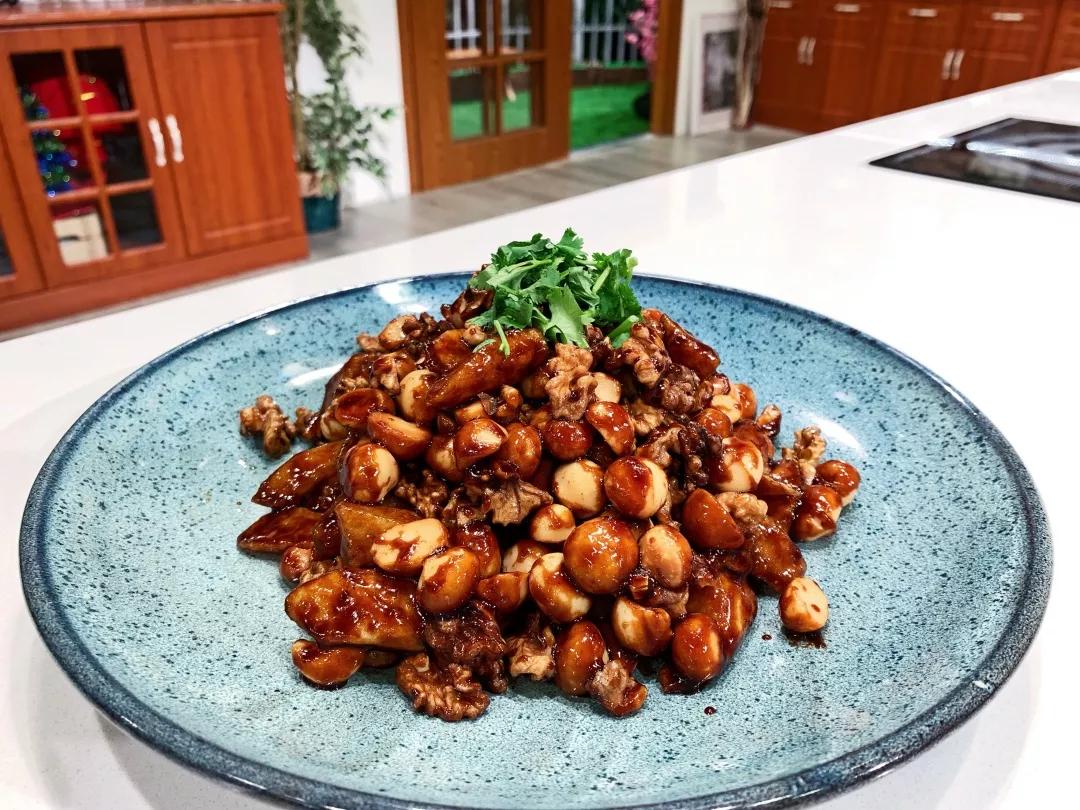 核桃发黑能用水洗吗,核桃表皮发霉了能吃吗