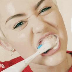 楔状缺损坑,较深的楔状缺损