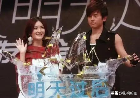 谢娜张杰抱女儿晒太阳,谢娜晒双胞胎女儿