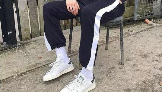 小白鞋adidas三叶草,小白鞋怎么搭配黑色牛仔裤