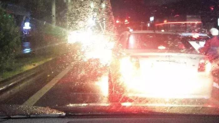 车前挡风玻璃油膜怎么去除妙招,去除车前挡油膜