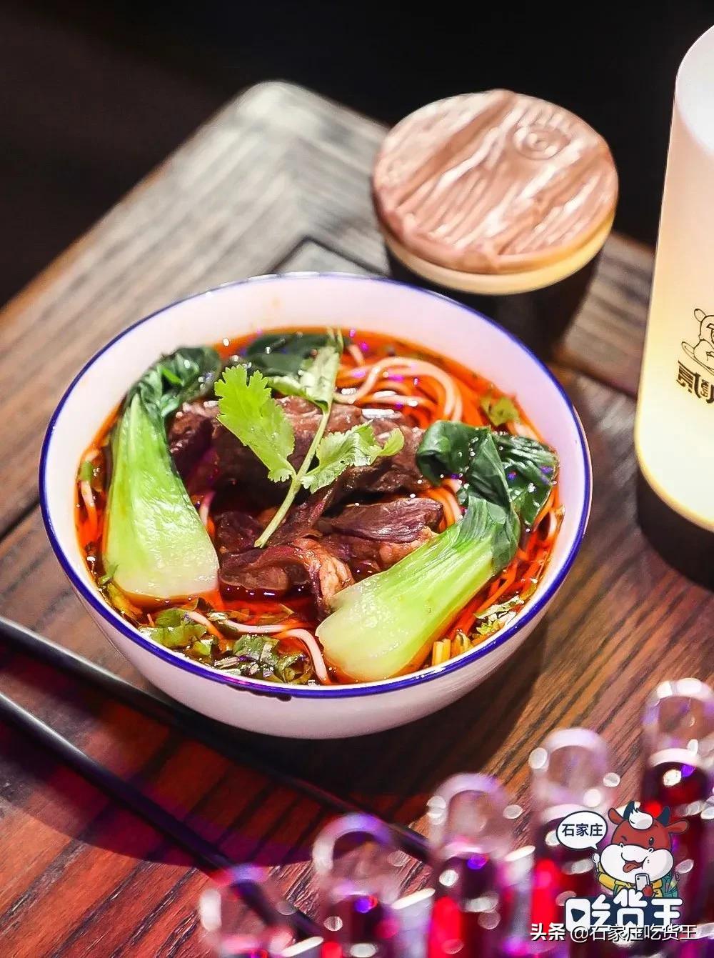 成都贰麻酒馆点啥酒,成都爆火的贰麻酒馆携手泸州老窖