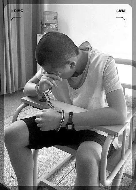 15岁少年强奸7岁女童将其从25楼推下摔死，其父：孩子我不管