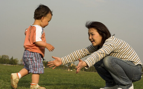 2岁不会说话的宝宝去托班,2岁宝宝不说话送早教班有帮助吗