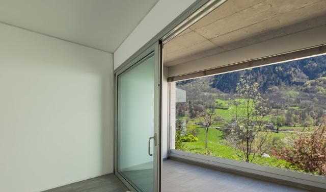 阳台晾衣服看着不美观还不方便怎么办？有哪些方法可以解决