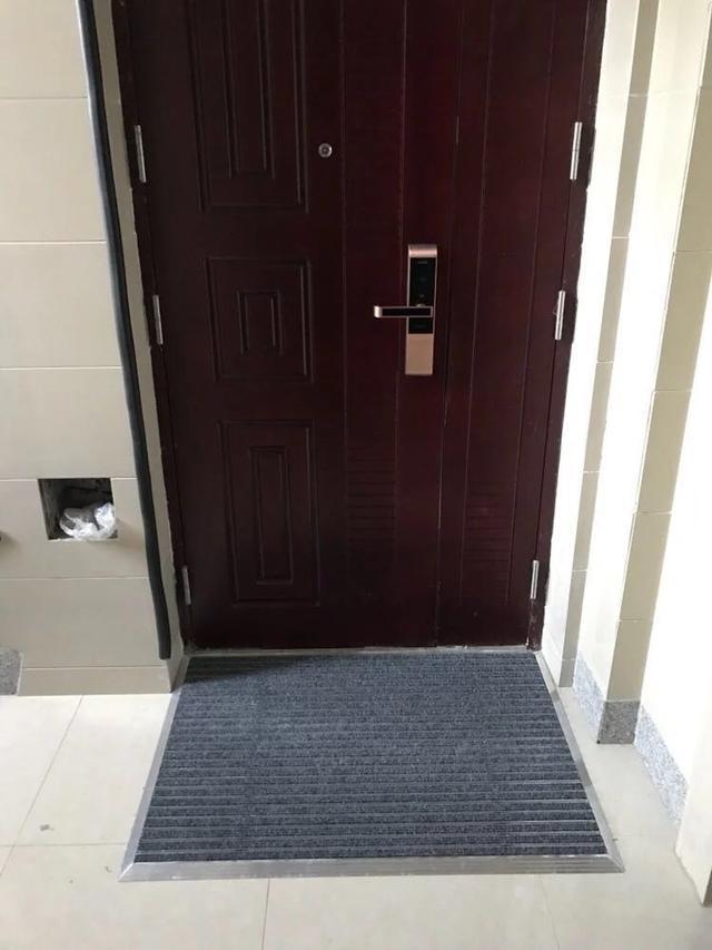 地上铺什么地垫看着舒服,头一次见用铝合金做地垫