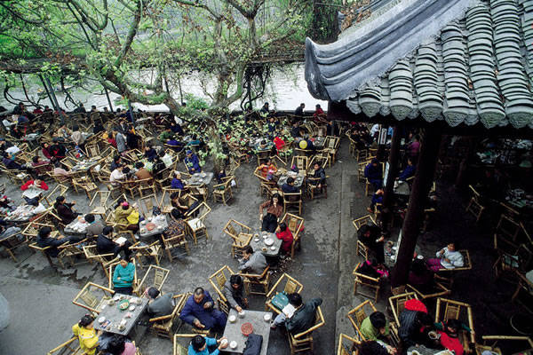 穿恨天高坐地铁的社死现场，两位男士都不忍看这次“崴脚表演”