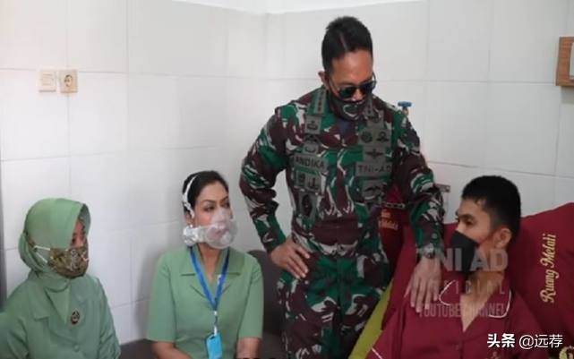 印尼*官高**夫人因戴超酷口罩引热议！价格达万元被质疑炫富