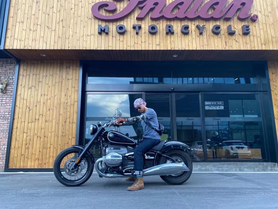 成都帅大叔卖周边,这群怕老婆的男人,偷拿私房钱也要买