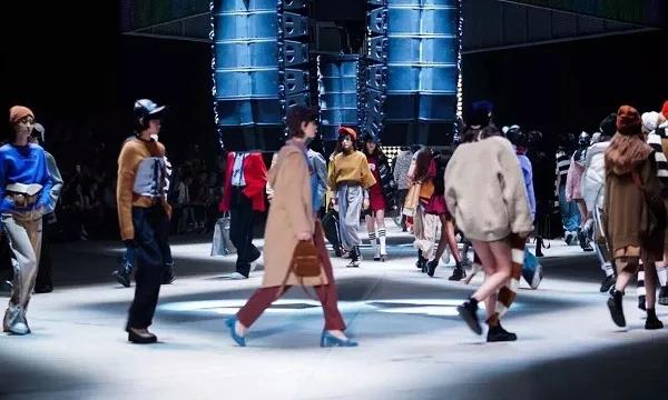 爱马仕北京SKP店被指配货不给包遭消费者抗议；斯沃琪扭亏为盈