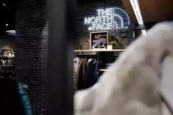 北面让supreme带火了,supreme北面挂布