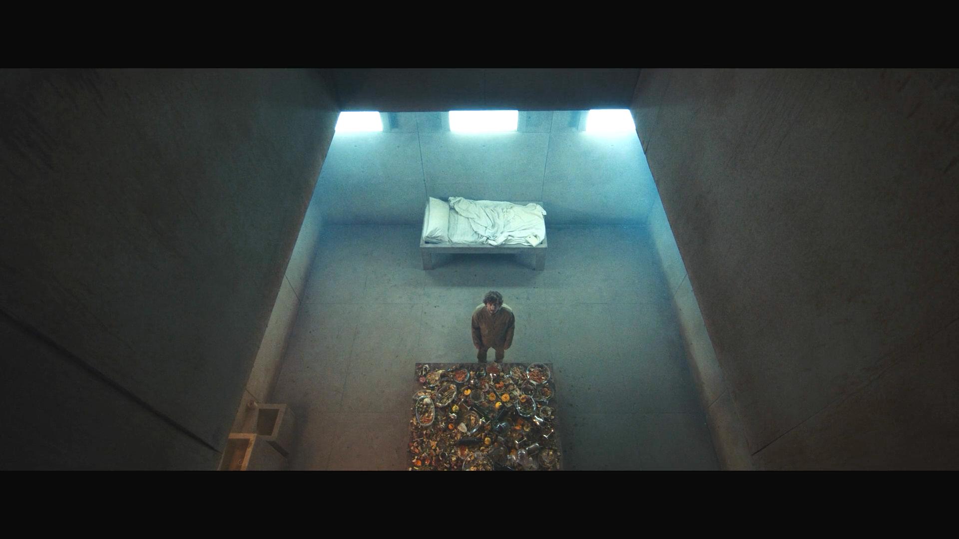 33层监狱顶层的人吃大餐,33层监狱吃饭