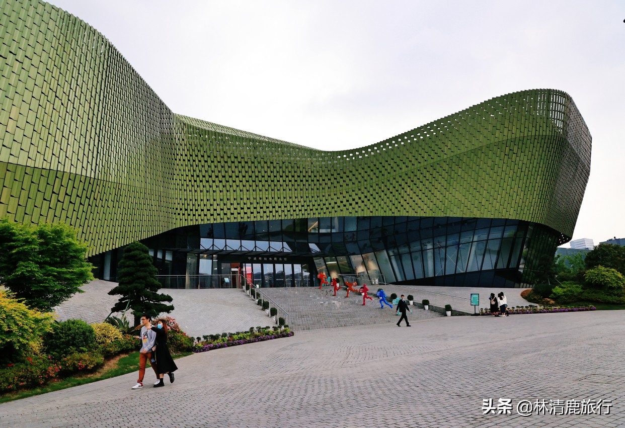 宁波花30亿打造的广场，好多高大上建筑，适合周末亲子游