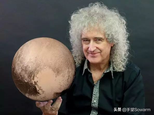 他是皇后乐队吉他手，同时还是英国天体物理学博士