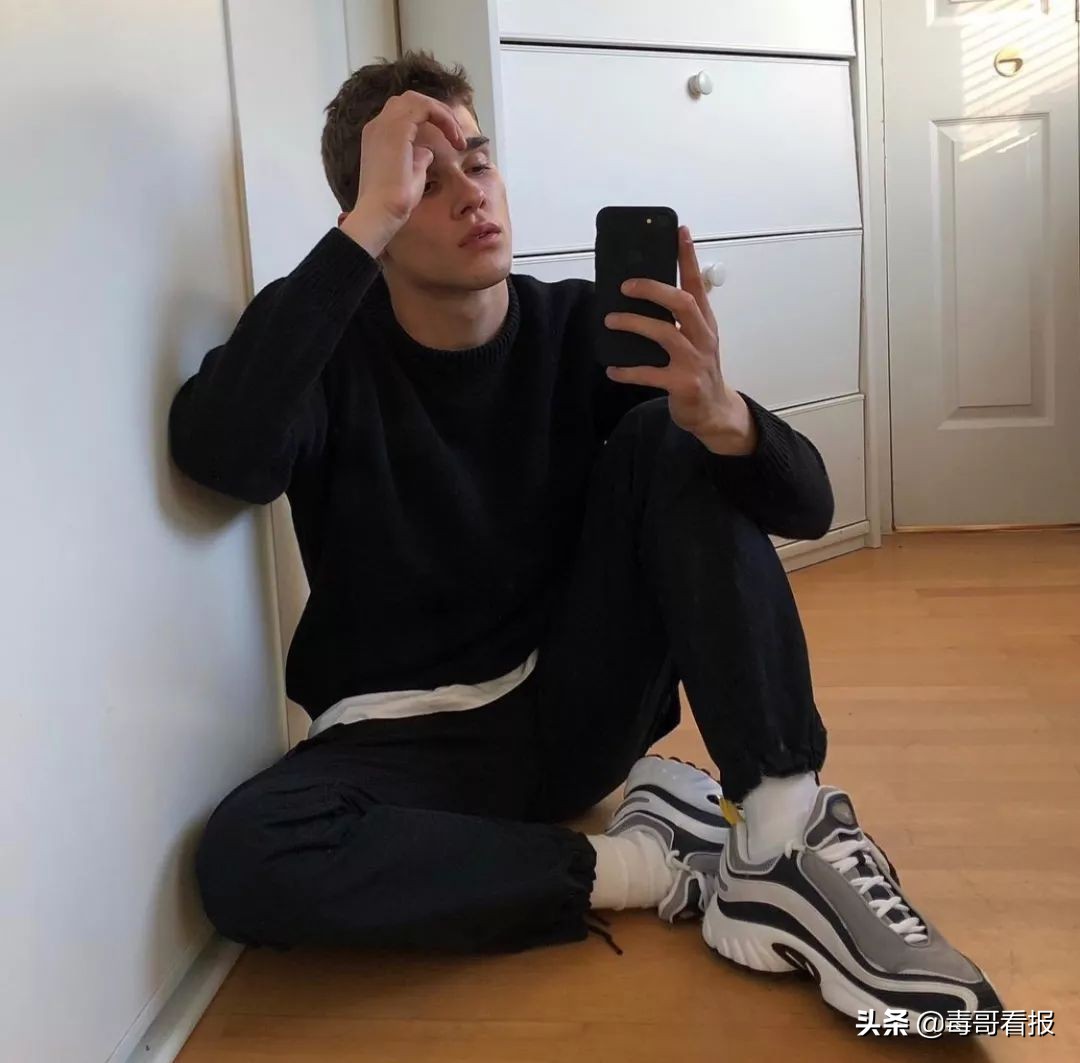 reebok什么意思啊,为什么reebok两个标志