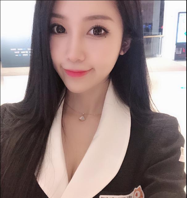 解说小熊领奖被忽悠，穿着朴素活像个服务生，网友：领口往上拉拉