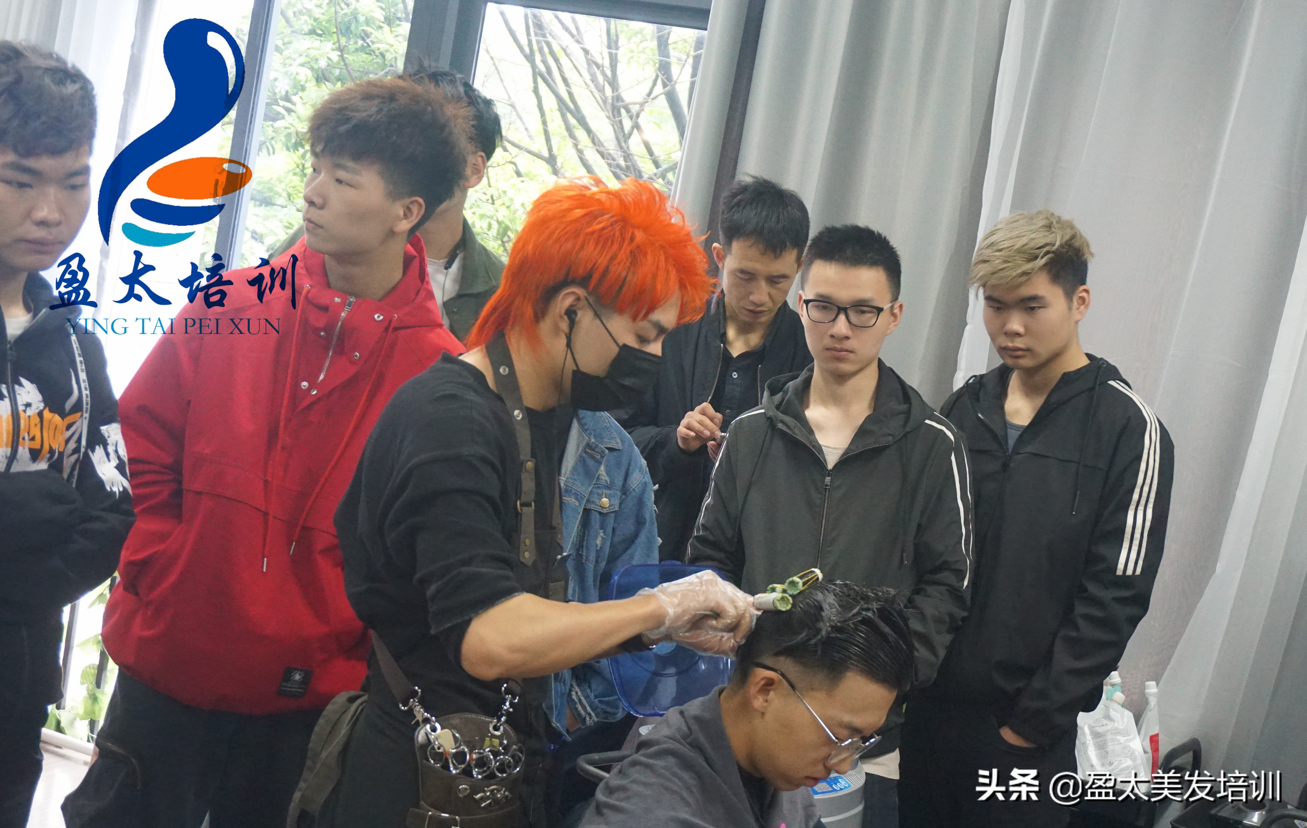 学美发一年没学会迷茫了,学美发27岁是不是有点晚了