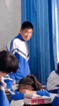 搞笑gif段子你家狗真会玩啊,狗子剃毛恶搞