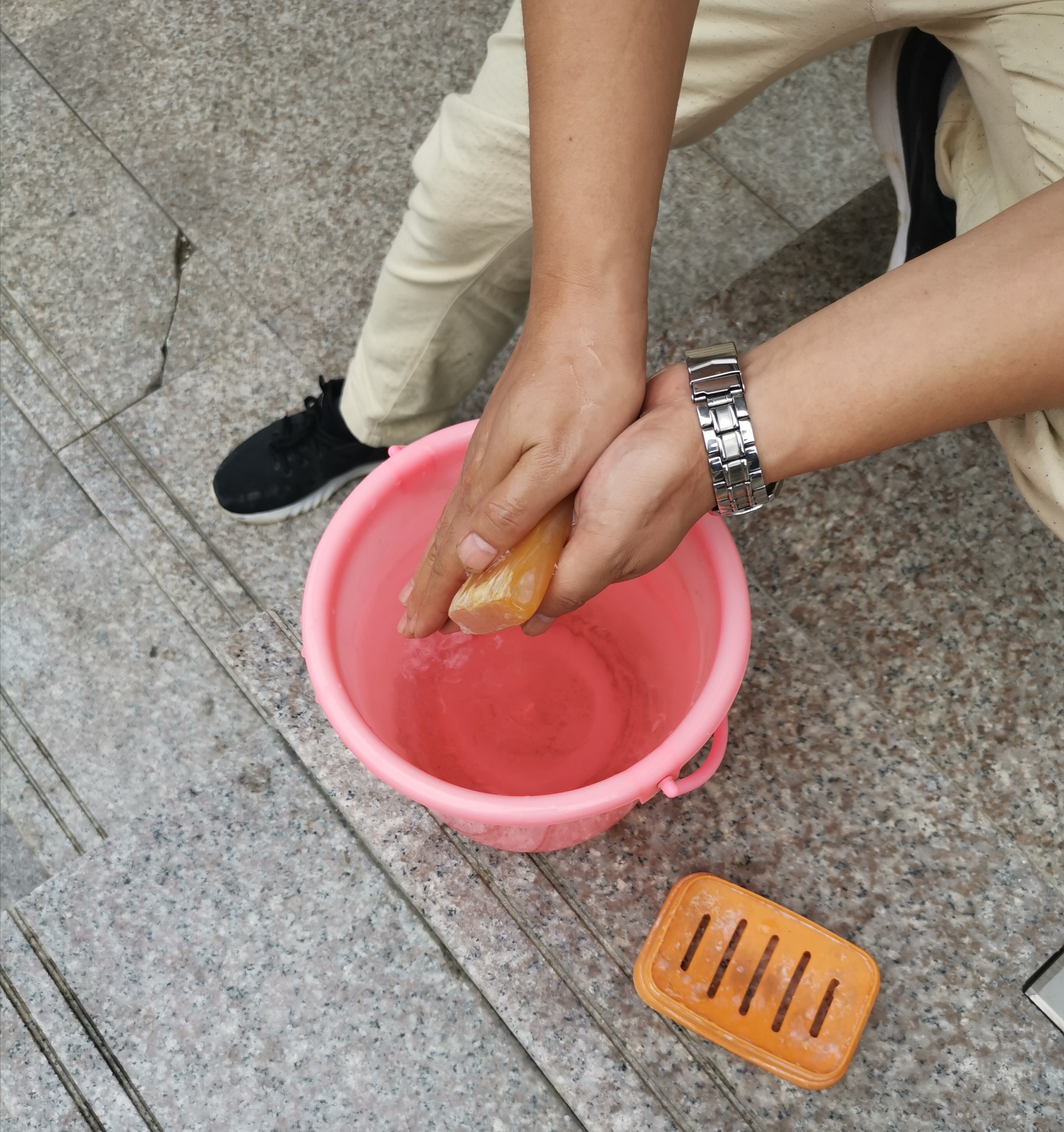 刷文玩核桃手黑怎么办,开核桃手黑了怎么洗掉