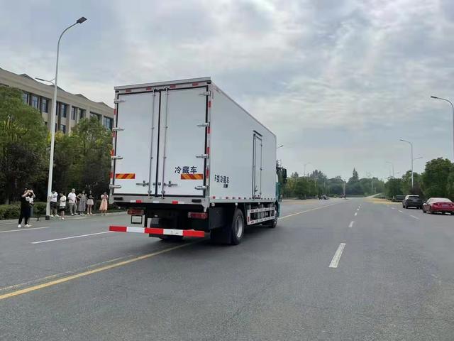 解放j6g6.8米冷藏车加什么油,解放j6l7米4冷藏车国6