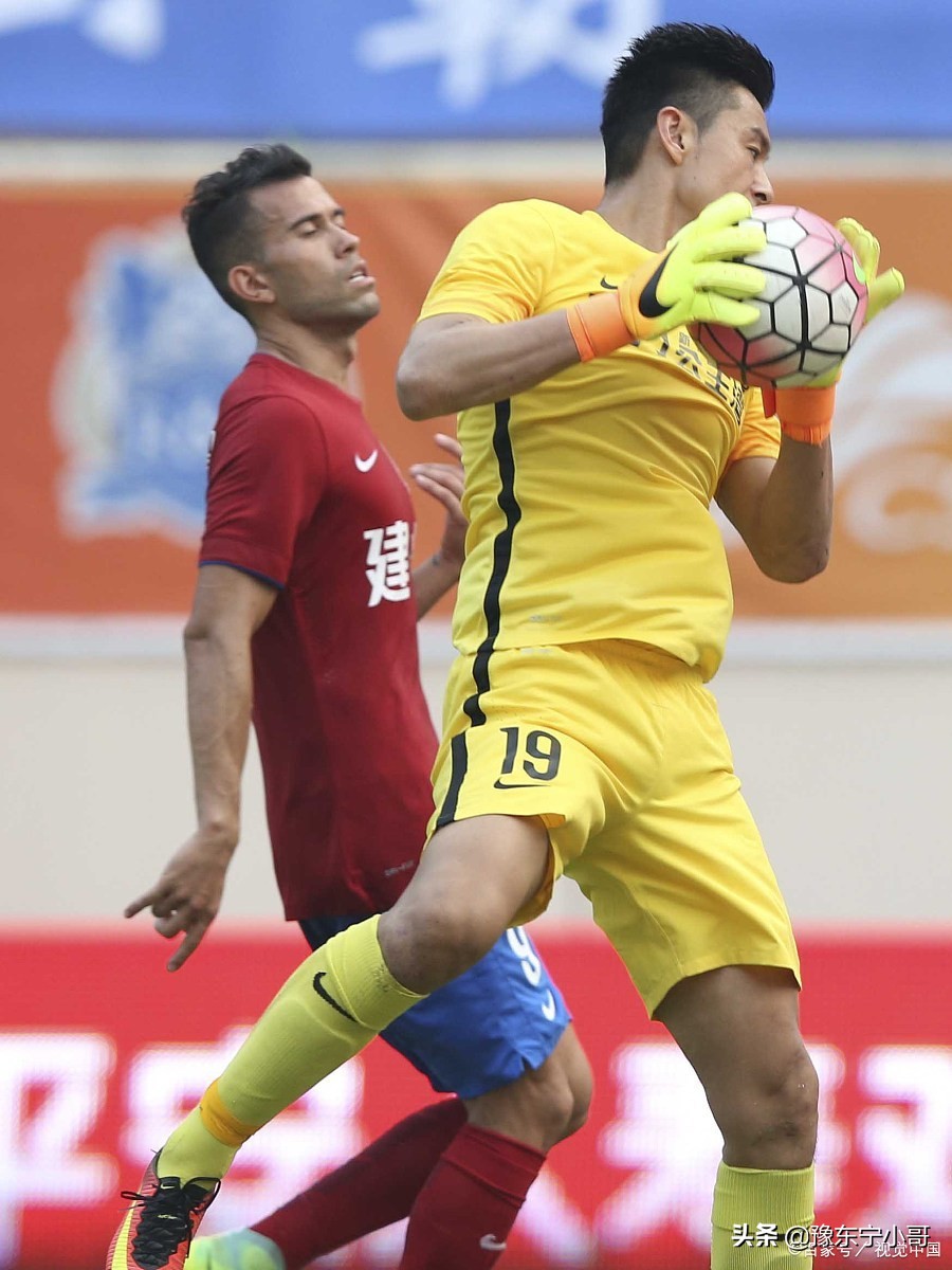 这名门将不简单，竟然客串后卫出场，想当初也是建业的门神