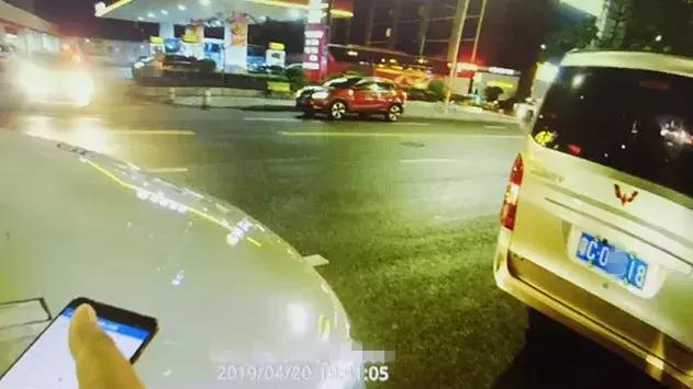 开共享汽车撞人,大学生开共享汽车撞人