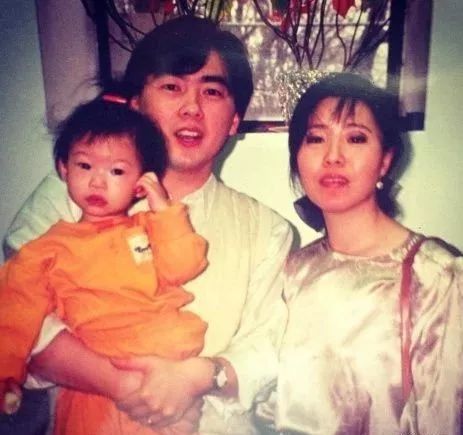 因长相丑被嘲讽后逆袭,因丑被弹幕刷屏挡脸的她