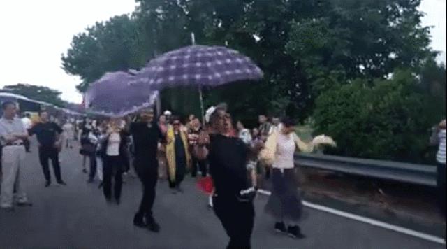 中国大妈们在国外跳广场舞,中国大妈在温哥华商场跳广场舞