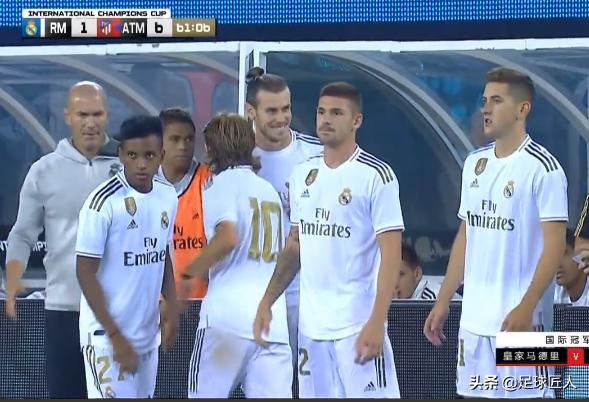 皇马丢第4球后本泽马无奈苦笑,皇马贝尔跟齐达内有啥矛盾