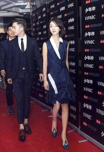 床上练直腿动作,怎么把腿练直