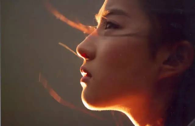 买二手衣服回家补、一张椅子用18年，这8位明星，有钱也没乱花