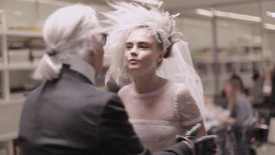 甜！英国贵族超模爱上美国女演员，机场热吻，狂撒狗粮