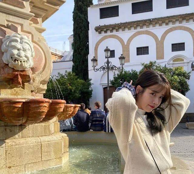 刘诗诗同款连衣裙穿搭,刘诗诗泡泡袖针织裙优雅大气