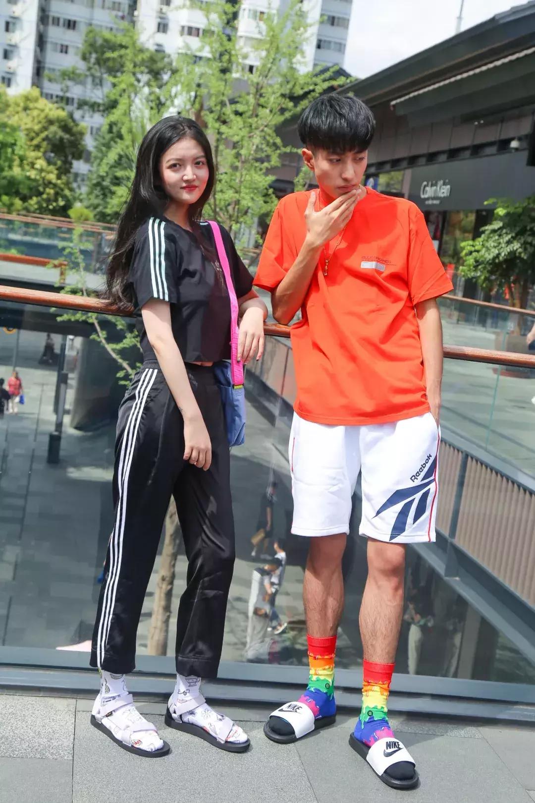 这个“反人类”的穿搭组合，竟然在夏天成了街拍利器