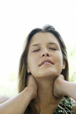 早起脖子肩膀酸痛怎么缓解,脖子疼有点僵硬睡觉落枕了怎么办