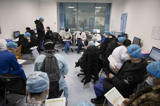 方舱医院抗击疫情实录,疫情下的武汉慢镜头