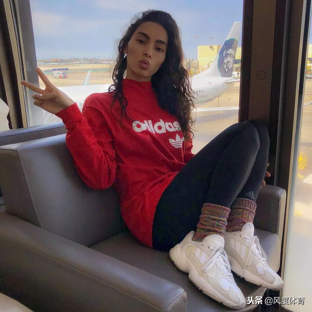 *窥偷**女神AdrianneHo的ins照片,我仿佛打开了新世界的大门……