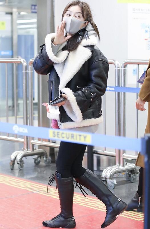 秦岚闪耀的她穿搭翻领毛衣,秦岚黑色羊羔毛