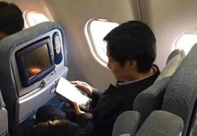 戴口罩直播1天卖3亿的雷军，像极了曾经的李嘉诚