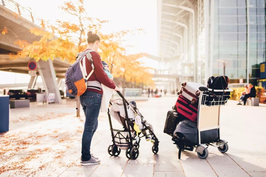 孩子在飞机上一直哭妈妈很无奈,小孩在飞机上一直哭闹怎么应对