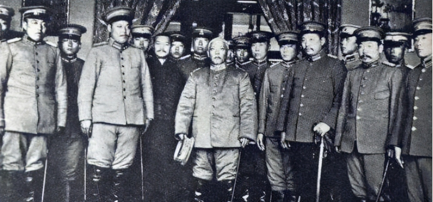 袁世凯逝世的3个原因猜想，一顿饭20个鸡蛋，走路不稳像鸭子