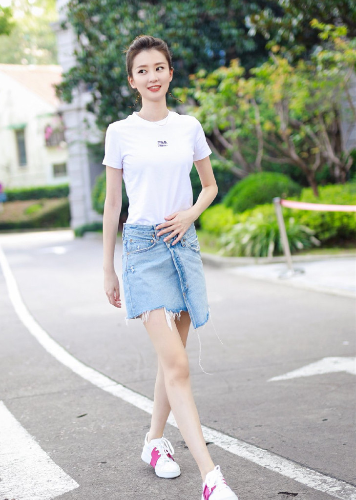 乔欣身穿紧身衣牛仔裤简约时尚,乔欣露脐t恤紧身牛仔裤穿搭