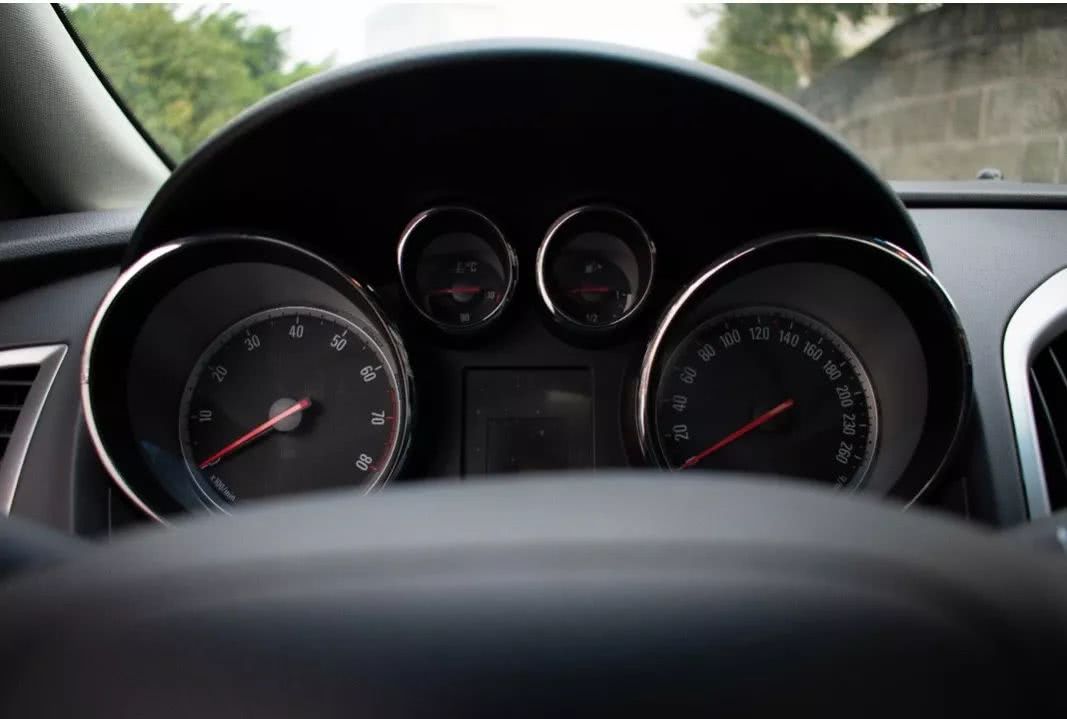 别克英朗xt1.6t高清图片,帅气的呆头鹅