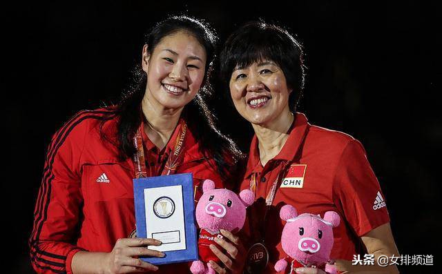 婷队细节见人品！世锦赛赢球后全队合影暖心一幕！