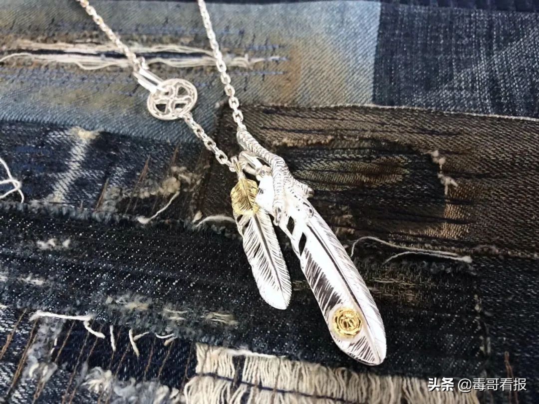 简约的首饰往往是穿搭的必杀技,首饰穿搭