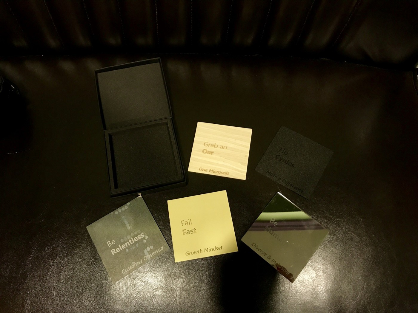 Surface之父用团队人人手握的神秘小黑盒，揭示产品的下一步