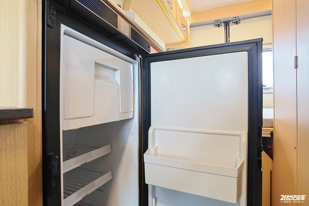 想要大空间？没门！恒温系统打造舒适二人世界，卫航V590B型房车